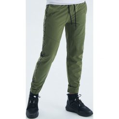 Spodnie slim jogger z kolekcji Whatever - Khaki. Brązowe spodnie męskie Cropp, m, bez wzorów. W wyprzedaży za 39,99 zł.