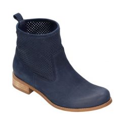 Skórzane botki w kolorze granatowym. Niebieskie botki damskie skórzane marki Clarks, Wojas, Gino Rossi, z okrągłym noskiem. W wyprzedaży za 199,95 zł.