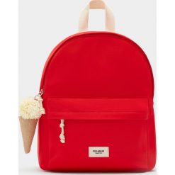 Plecak z brelokiem. Szare plecaki damskie Pull&Bear, bez wzorów. Za 59,90 zł.