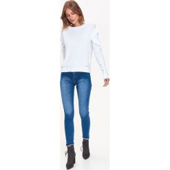 CIENKI SWETER Z FALBANKAMI NA REKAWACH. Szare swetry klasyczne damskie Top Secret, na jesień, z falbankami. Za 49,99 zł.