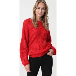 Czerwony Sweter Lilianne. Czerwone swetry damskie Born2be, uniwersalny, bez wzorów, z jeansu, klasyczne, bez rękawów, bez kaptura. Za 179,99 zł.