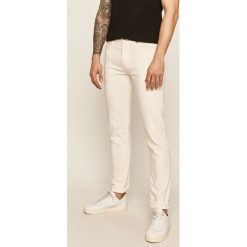 Calvin Klein - Jeansy. Białe jeansy męskie Calvin Klein, bez wzorów, z obniżonym stanem. W wyprzedaży za 239,90 zł.