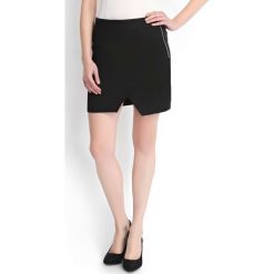 MINI SPÓDNICZKA DAMSKA WE WZORY. Czarne spódniczki damskie Top Secret, bez wzorów, mini. W wyprzedaży za 49,99 zł.