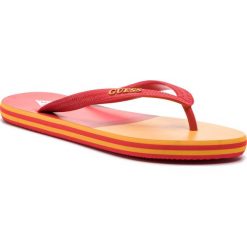 Japonki GUESS - F92Z04 BB00H G5C4. Czerwone klapki męskie marki Guess, z aplikacjami, z tworzywa sztucznego. Za 129,00 zł.