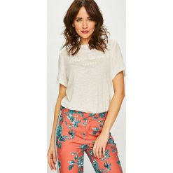 Pepe Jeans - Top. Białe bluzki damskie Pepe Jeans, s, z nadrukiem, z bawełny, z okrągłym kołnierzem, z krótkim rękawem. W wyprzedaży za 89,90 zł.