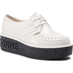 Półbuty MELISSA - Creeper + A La Garconn 32483 White/Black 50735. Białe półbuty damskie Melissa, bez wzorów, z tworzywa sztucznego, bez obcasa, na koturnie, bez zapięcia. W wyprzedaży za 359,00 zł.