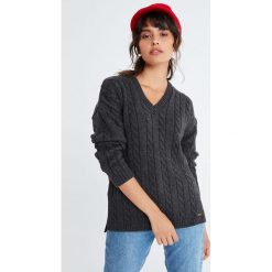Sweter w kolorze antracytowym. Szare swetry damskie Auden Cavill, xs, bez wzorów, bez rękawów, bez kaptura. W wyprzedaży za 104,95 zł.