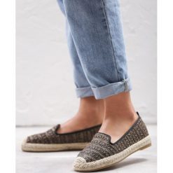 Czarne Espadryle Good Value. Czarne espadryle damskie Born2be, z aplikacjami, bez obcasa, na płaskiej podeszwie. Za 69,99 zł.