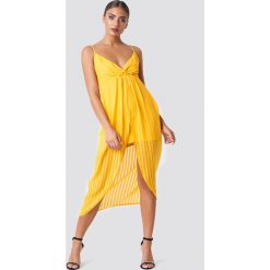 NA-KD Party Sukienka - Yellow. Żółte sukienki damskie NA-KD Party, na imprezę, bez wzorów, z poliesteru, bez kołnierzyka, bez rękawów, kopertowe. W wyprzedaży za 80,97 zł.