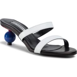 Klapki KARL LAGERFELD - KL31705 White Lthr. Białe klapki damskie KARL LAGERFELD, bez wzorów, ze skóry ekologicznej, bez obcasa, na obcasie. Za 849,00 zł.