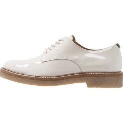 Kickers OXFORK Oksfordki blanc casse. Brązowe jazzówki damskie Kickers, z materiału. Za 569,00 zł.