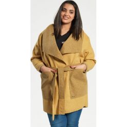 Musztardowy płaszcz kardigan Klara duże rozmiary dla puszystych OVERSIZE PLUS SIZE WIOSNA. Szare płaszcze damskie Moda Size Plus Iwanek, na wiosnę, xl, bez wzorów, z bawełny, eleganckie, bez rękawów, bez kaptura. Za 159,00 zł.
