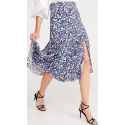 Spódnica midi w kwiaty - Wielobarwny. Spódniczki damskie Reserved, w kwiaty, midi. Za 139,99 zł.