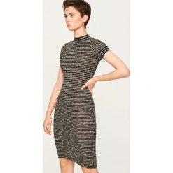 Dzianinowa sukienka - Khaki. Brązowe sukienki damskie Reserved, s, bez wzorów, z dzianiny, bez kołnierzyka, bez rękawów. W wyprzedaży za 39,99 zł.