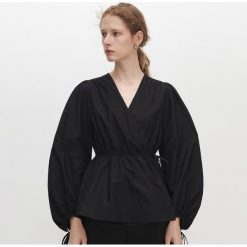 Kopertowa bluzka z popeliny -. Bluzki damskie Reserved, bez wzorów, bez kołnierzyka, bez rękawów. Za 159,99 zł.