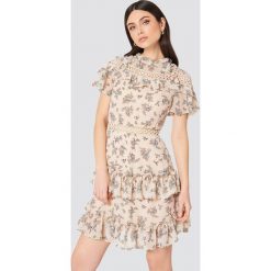 Glamorous Sukienka w kwiaty ze stójką - Pink,Multicolor,Nude. Różowe sukienki koronkowe Glamorous, w kwiaty, z falbankami, midi. W wyprzedaży za 85,19 zł.