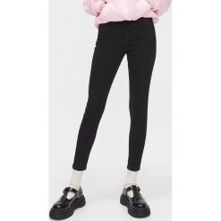 Jegginsy - Czarny. Czarne jeansy damskie Cropp. W wyprzedaży za 51,99 zł.
