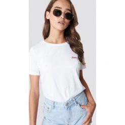 NA-KD T-shirt basic z haftem Honey - White. Białe t-shirty damskie NA-KD, z haftami, z bawełny. Za 72,95 zł.