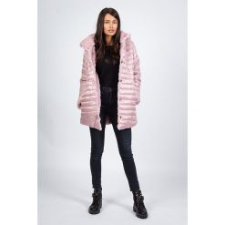 Płaszcz zimowy w kolorze jasnoróżowym. Różowe kurtki damskie Snowie Collection, na zimę, m, bez wzorów, długie, bez kaptura. W wyprzedaży za 219,95 zł.