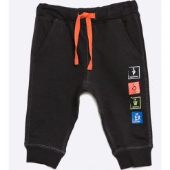 Blu Kids - Spodnie dziecięce 68-98 cm. Czarne spodnie chłopięce marki Blukids, z bawełny. W wyprzedaży za 19,90 zł.
