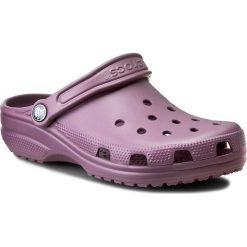 Klapki CROCS - Classic 10001 Lilac. Fioletowe klapki damskie marki Crocs, bez wzorów, z tworzywa sztucznego, bez obcasa. W wyprzedaży za 139,00 zł.