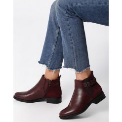 Bordowe Botki Giselle. Czerwone botki damskie Born2be, eleganckie, z okrągłym noskiem, bez obcasa, na płaskiej podeszwie, z paskami. Za 109,99 zł.
