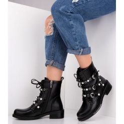 Botki damskie Bello Star B8867 Czarne. Czarne botki damskie BELLO STAR, z tworzywa sztucznego, retro, bez obcasa, na obcasie, na zamek. Za 169,00 zł.