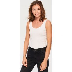 Top basic - Biały. Białe topy damskie marki Sinsay, s, bez wzorów, bez kołnierzyka. Za 7,99 zł.