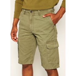 Szorty materiałowe Wrangler Cargo W15DKC275. Zielone spodenki i szorty męskie Wrangler, m, bez wzorów, z bawełny. W wyprzedaży za 169,00 zł.