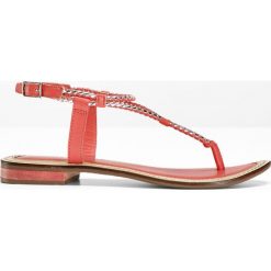 Sandały skórzane bonprix koralowy. Czerwone sandały damskie bonprix, bez wzorów, eleganckie, bez obcasa, bez zapięcia. Za 49,99 zł.