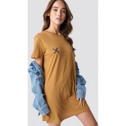 NA-KD Sukienka T-shirt Double X - Brown. Brązowe t-shirty damskie NA-KD, bez wzorów, bez kołnierzyka, z krótkim rękawem, krótkie, mini. W wyprzedaży za 40,47 zł.