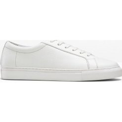 Sneakersy skórzane bonprix biały. Białe sneakersy męskie bonprix, na sznurówki. Za 124,99 zł.
