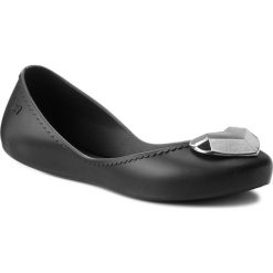 Baleriny ZAXY - Start Romance III Fem 82531 Black 01003 BB285010 02064. Czarne baleriny damskie Zaxy, bez wzorów, z tworzywa sztucznego, klasyczne, bez obcasa, na płaskiej podeszwie, bez zapięcia. W wyprzedaży za 129,00 zł.