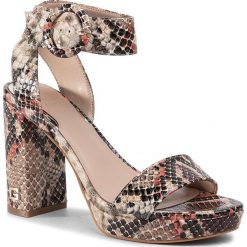 Sandały GUESS - Brendy2 FL6YB2 PEL03 MULTI. Pomarańczowe klapki damskie Guess, z aplikacjami, ze skóry ekologicznej, bez obcasa, na obcasie. W wyprzedaży za 369,00 zł.