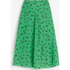 Spódnica w kwiaty - Zielony. Zielone spódniczki damskie Reserved, w kwiaty. W wyprzedaży za 59,99 zł.