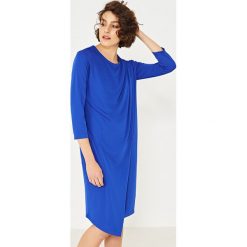 Simple - Sukienka. Szare sukienki damskie dzianinowe marki Simple, eleganckie, z okrągłym kołnierzem, mini, asymetryczne. W wyprzedaży za 299,90 zł.