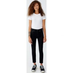 Jeansy skinny fit petite. Czarne jeansy damskie Pull&Bear, z jeansu. Za 79,90 zł.