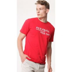 Czerwona Koszulka Arrange. Czerwone koszulki męskie Born2be, xl, bez wzorów, bez kołnierzyka, bez rękawów. Za 39,99 zł.