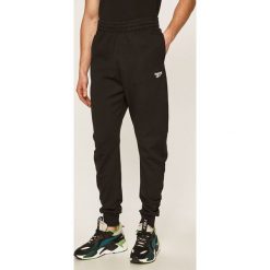 Reebok Classic - Spodnie. Czarne spodnie męskie Reebok Classic, m, bez wzorów, z elastanu. Za 199,90 zł.