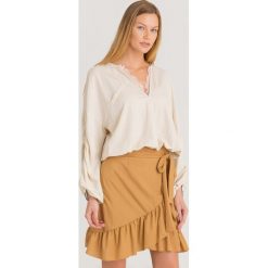 BLUZKA Patrizia Pepe. Żółte bluzki damskie Patrizia Pepe, w koronkowe wzory, z materiału, z włoskim kołnierzykiem, bez rękawów. Za 489,00 zł.