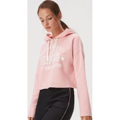 Krótka bluza z kapturem - Różowy. Różowe bluzy damskie Sinsay, s, bez wzorów, z krótkim rękawem, krótkie, z kapturem. Za 49,99 zł.