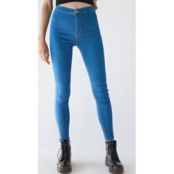Jeansy super skinny z wysokim stanem ECO AWARE -. Jeansy damskie Sinsay, bez wzorów, z jeansu, z podwyższonym stanem. Za 49,99 zł.