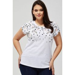 T-shirt z nadrukiem. Białe bluzki damskie Moodo, z nadrukiem, z bawełny, klasyczne, z okrągłym kołnierzem, z krótkim rękawem. Za 29,99 zł.