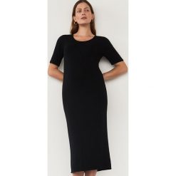 Dzianinowa sukienka z krótkim rękawem - Czarny. Czarne sukienki damskie Reserved, s, bez wzorów, z dzianiny, bez kołnierzyka, z krótkim rękawem, krótkie, mini. Za 159,99 zł.