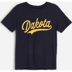 Bawełniany t-shirt z napisem - Granatowy. Niebieskie t-shirty męskie Reserved, z napisami, z bawełny, bez kołnierzyka. Za 19,99 zł.