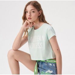 Krótki bawełniany t-shirt z napisem - Turkusowy. Niebieskie t-shirty damskie Sinsay, s, z napisami, z bawełny, bez kołnierzyka. W wyprzedaży za 7,99 zł.