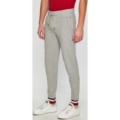 Tommy Hilfiger - Spodnie. Szare spodnie męskie TOMMY HILFIGER, na co dzień, xl, bez wzorów, z bawełny, casualowe. W wyprzedaży za 279,90 zł.