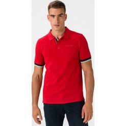 Guess Clancy Polo Koszulka Czerwony. Czerwone podkoszulki męskie Guess, xl, z aplikacjami, z bawełny, polo, z krótkim rękawem, krótkie. Za 206,95 zł.