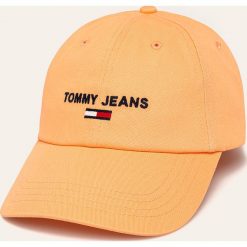 Tommy Jeans - Czapka. Pomarańczowe czapki damskie Tommy Jeans, bez wzorów, z bawełny. W wyprzedaży za 89,90 zł.