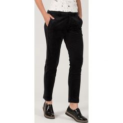 Spodnie "Ramona" - Regular fit - w kolorze czarnym. Czarne spodnie damskie Timezone Women. W wyprzedaży za 99,95 zł.